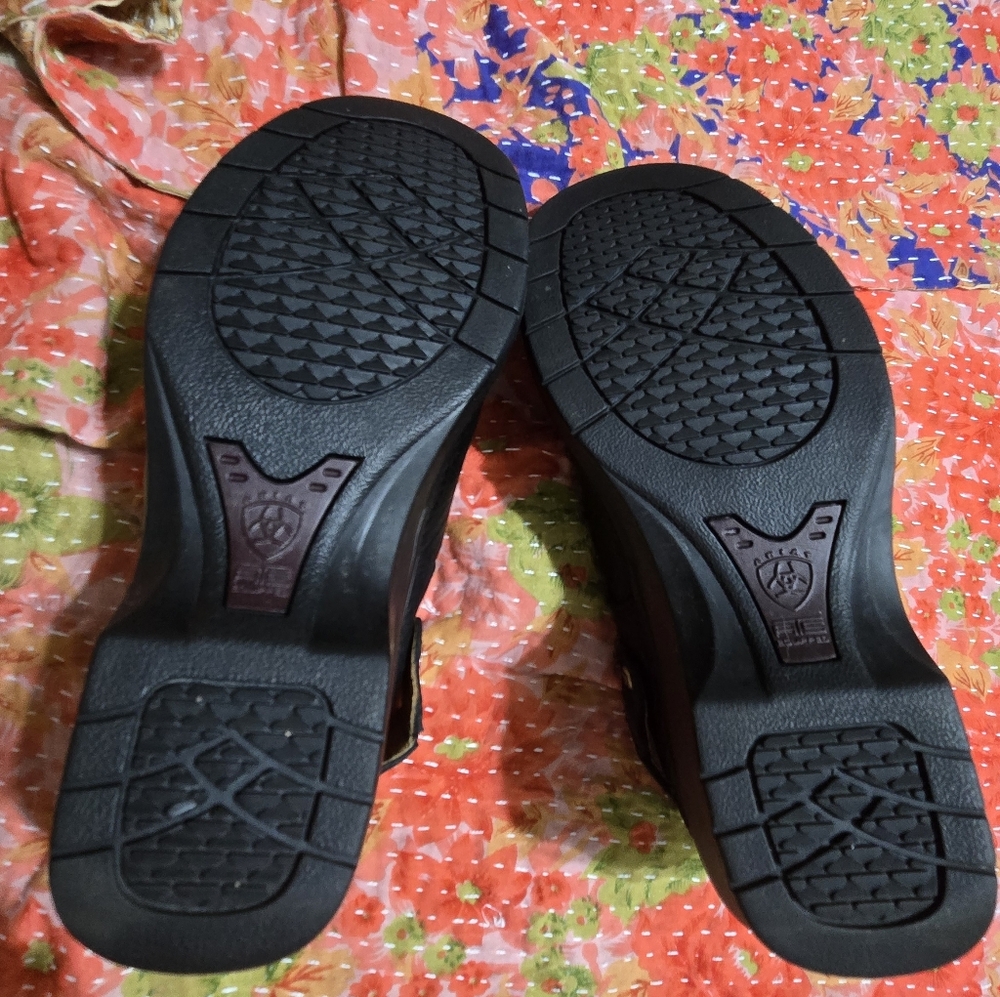 LIKE NEW Ariat Women's Size 7.5B Black Leather Mules - Picture 9 of 11